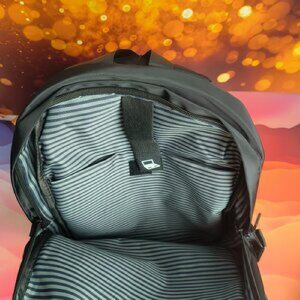 ALO Yoga sports large-capacity travel and leisure backpack - Picture 5 of 5